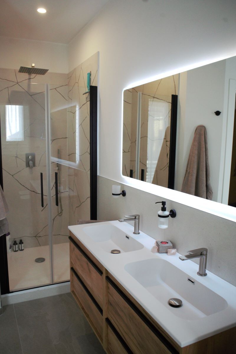 Bagno con doccia e doppio lavabo