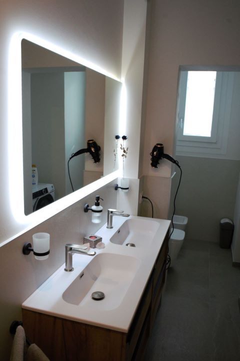 Bagno con specchio illuminato