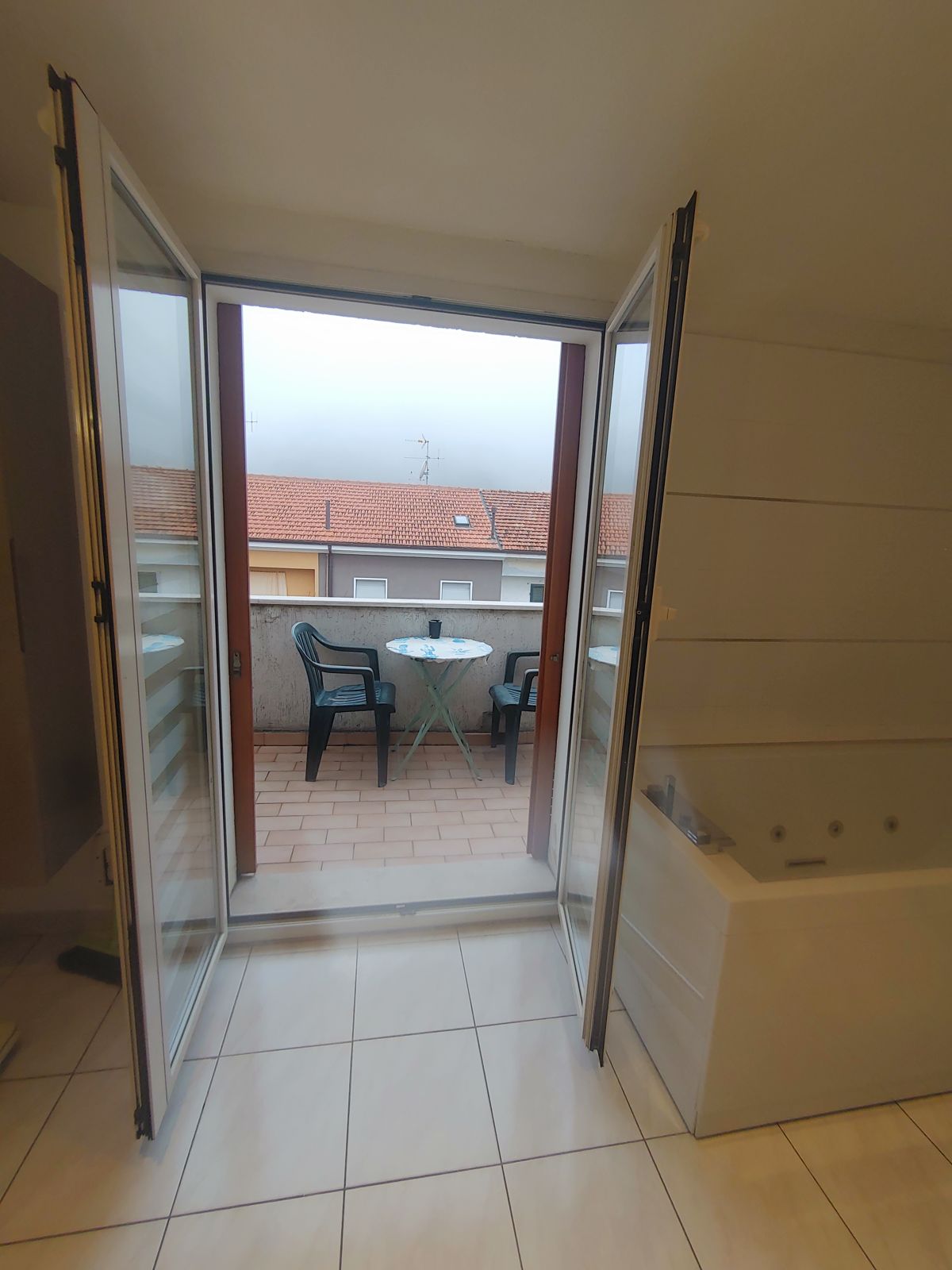 Balcone dal bagno con tavolino